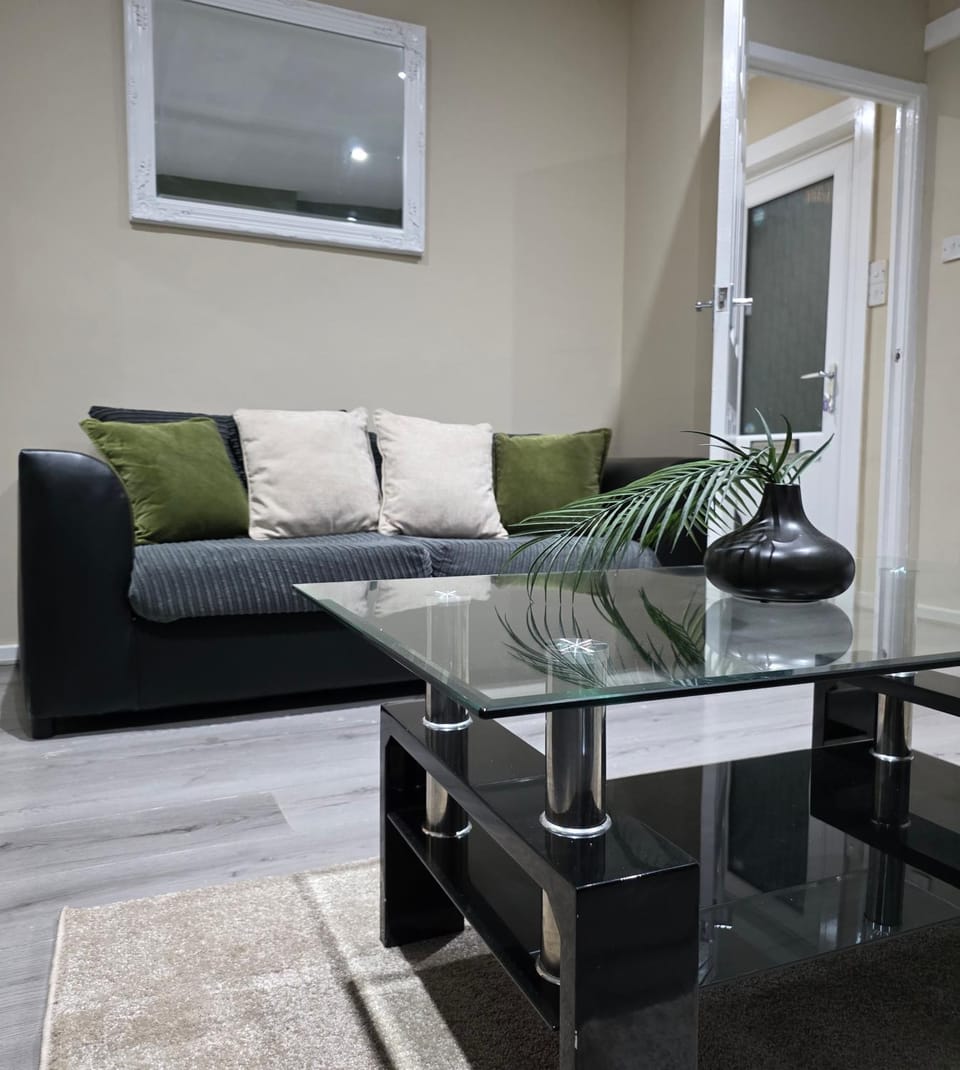Bridge View Immaculate Holiday Home Away From Home House in Dunfermline