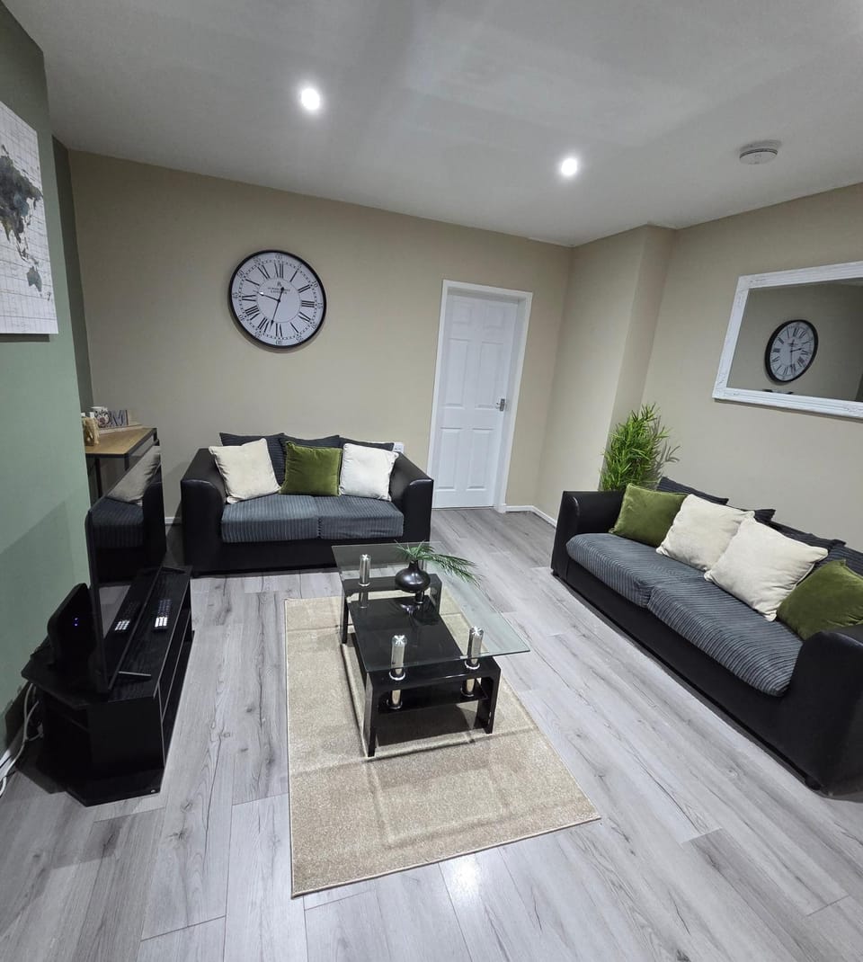 Bridge View Immaculate Holiday Home Away From Home House in Dunfermline