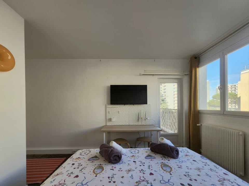 Bed, TV and multimedia, Photo of the whole room, Bedroom, towels