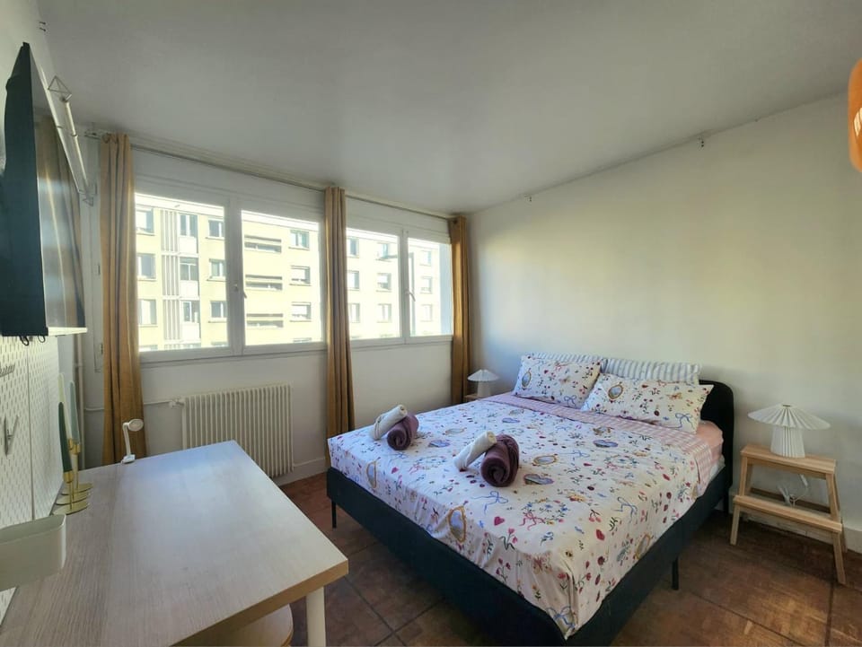 Bed, TV and multimedia, Photo of the whole room, Bedroom, towels