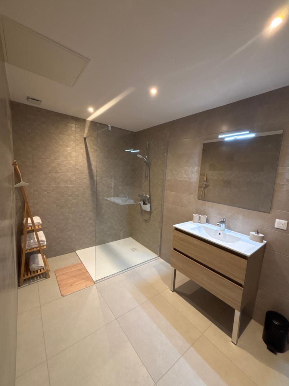 Shower, Bathroom, towels