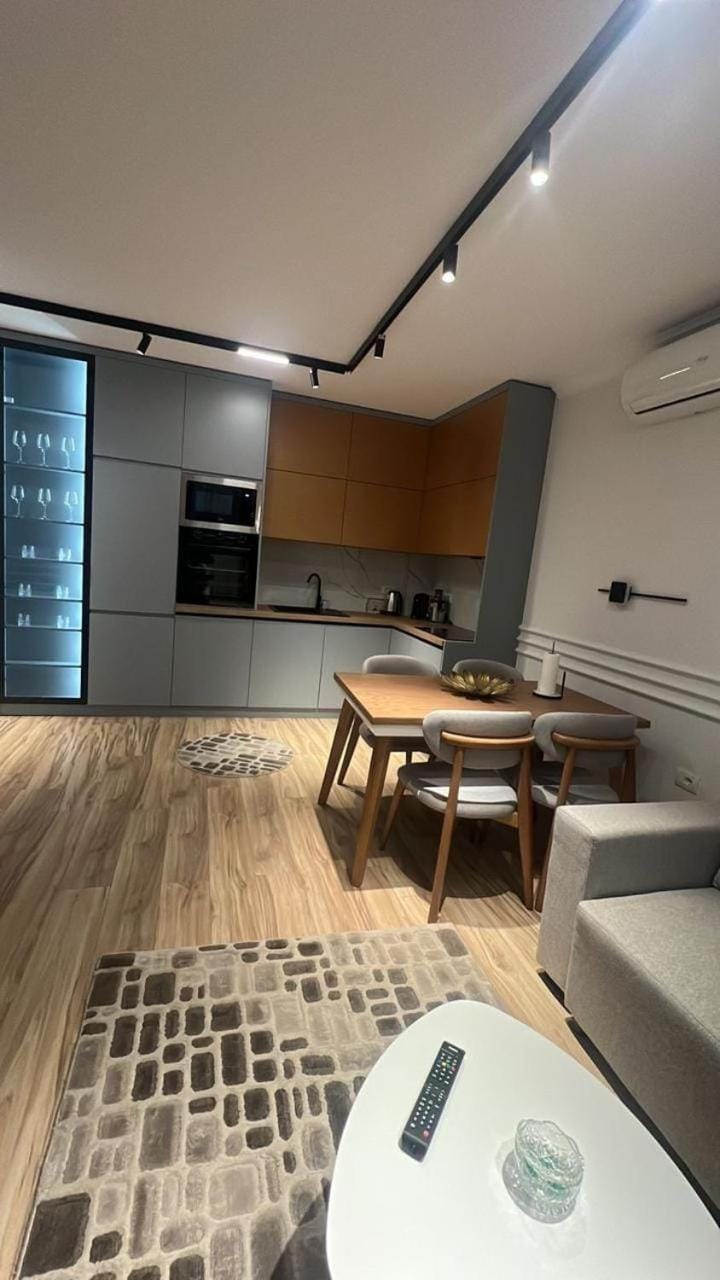 Kitchen or kitchenette, Dining area, oven, stove