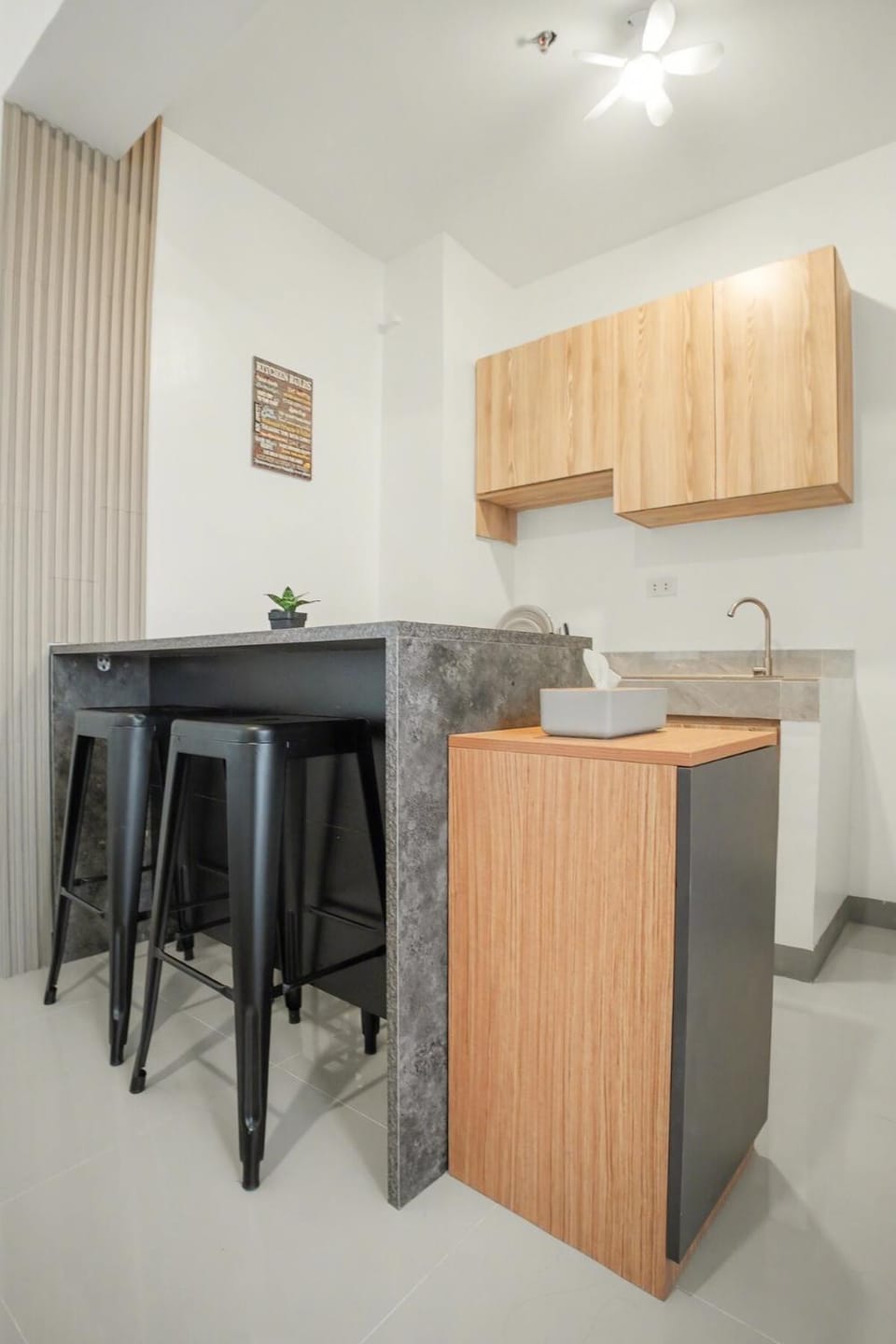 LATE Check-out&in wBalcony, FREE Pool Gym Apartment in Quezon City