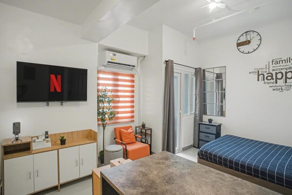 LATE Check-out&in wBalcony, FREE Pool Gym Apartment in Quezon City
