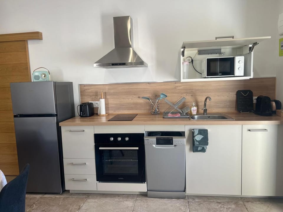 Coffee/tea facilities, dishwasher, oven, stove, toaster