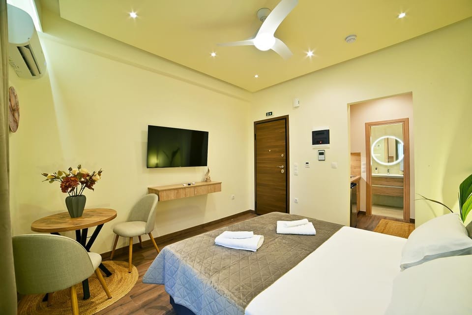 Bed, TV and multimedia, Photo of the whole room, Seating area, Bedroom, internet, towels, air conditioner
