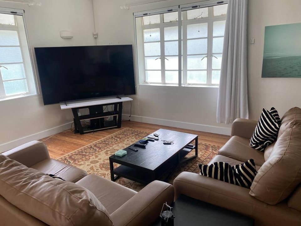 Large 4-bed Retreat Steps to the Beach! Apartment in Bridgetown