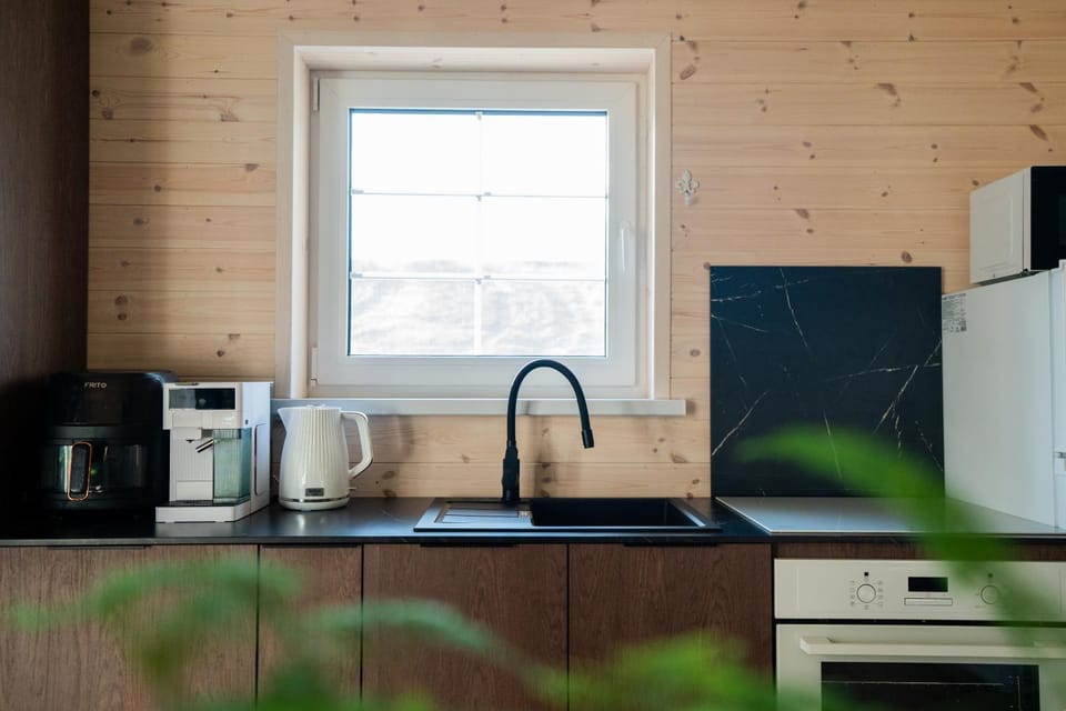 Coffee/tea facilities, Kitchen or kitchenette, stove