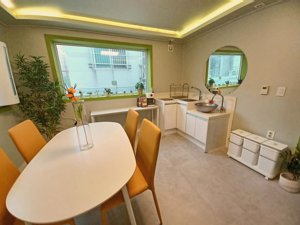 Kitchen or kitchenette, Living room, Seating area, Dining area, Breakfast, heating, locker, locker, minibar