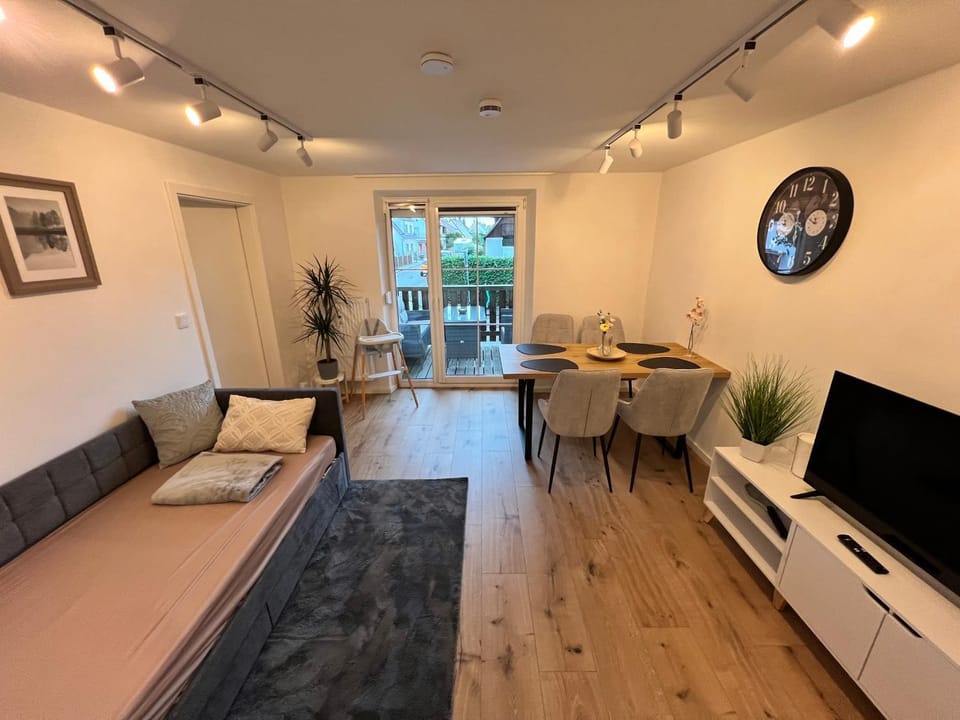 Communal lounge/ TV room, TV and multimedia, Living room, Seating area, Dining area, Evening entertainment