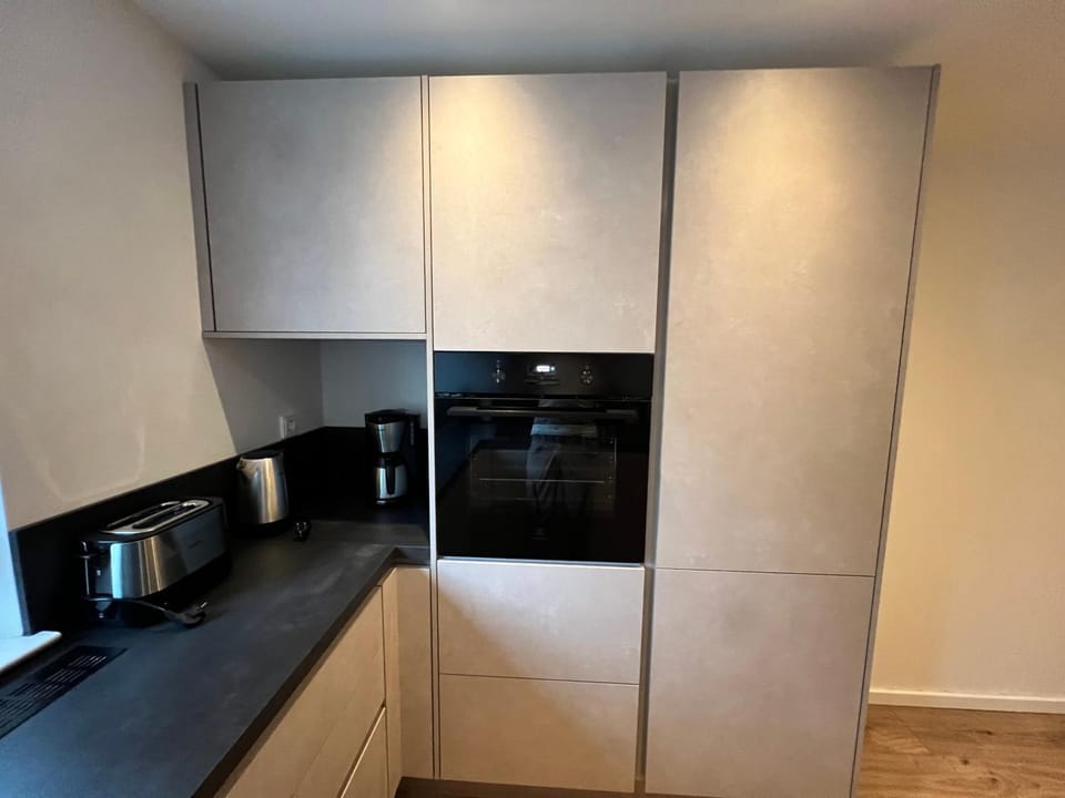 Coffee/tea facilities, Kitchen or kitchenette, stove, toaster