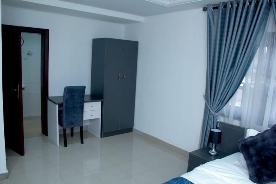 Honeybee Immaculate 3 bedrooms Flat Apartment in Lagos