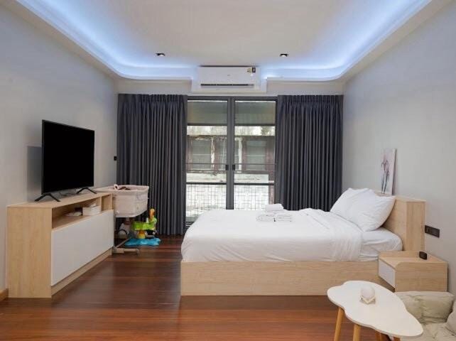 Elegant 3BR Townhouse Near Siam & BTS 6 Guests Apartment in Bangkok