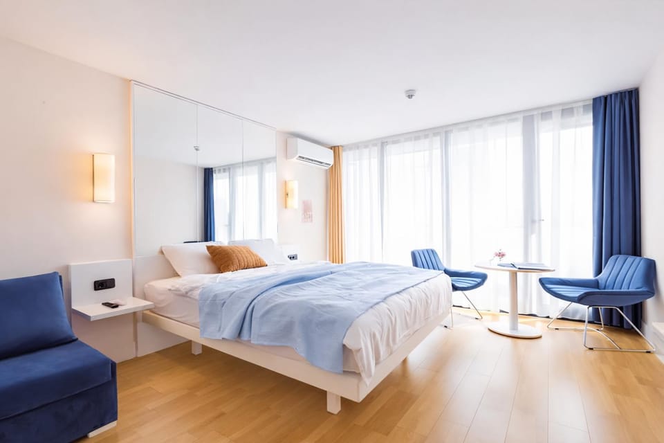 Bed, Living room, Photo of the whole room, Seating area, Bedroom