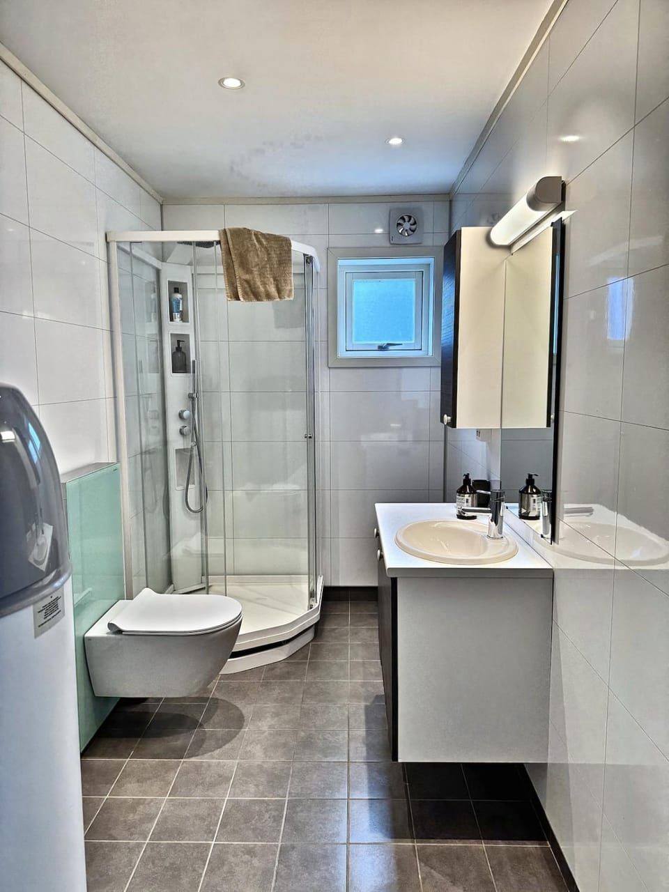 Shower, Toilet, Bathroom, towels