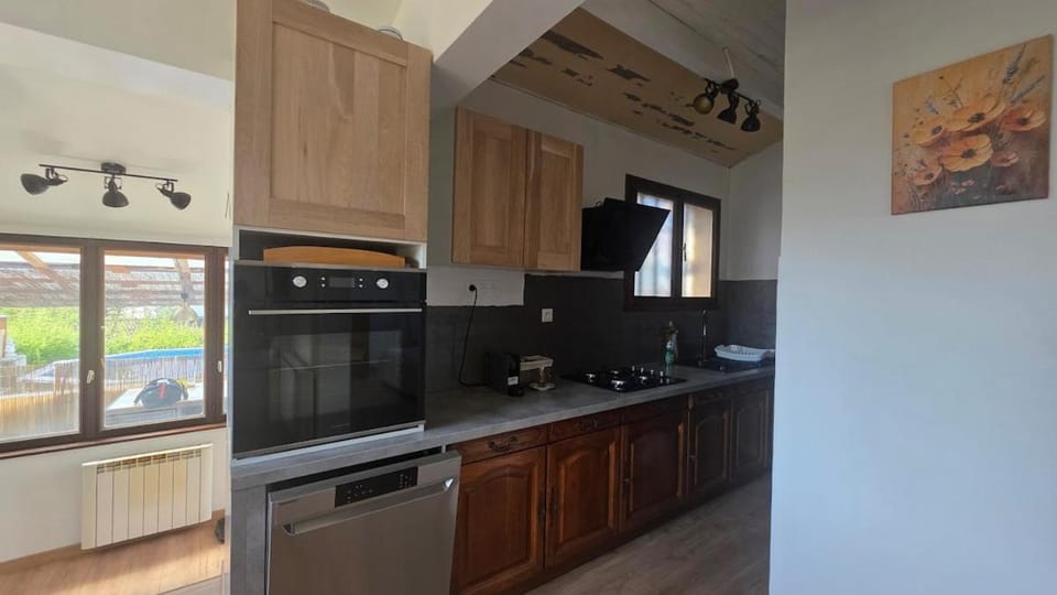 Kitchen or kitchenette, dishwasher, oven