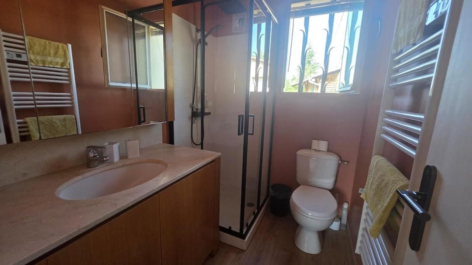 Shower, Toilet