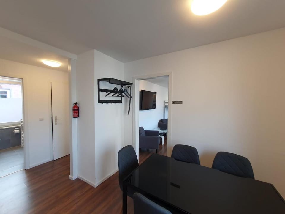 Coffee/tea facilities, Kitchen or kitchenette, Seating area, Dining area, stove