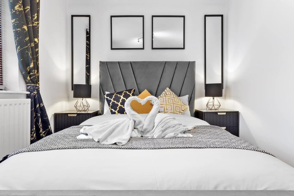Photo of the whole room, Bedroom, towels