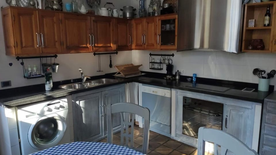 Casa grande y céntrica en Granada con piscina y parking privado House in Granada
