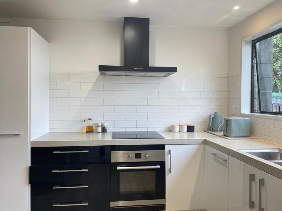 Charming 2BR House by Westfield with Free Parking Apartment in Christchurch