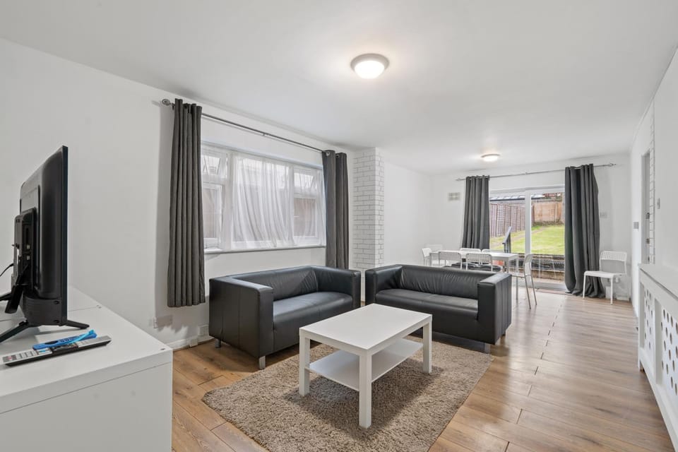 6 Bed, 3 Baths, Ealing, London Apartment in London Borough of Ealing