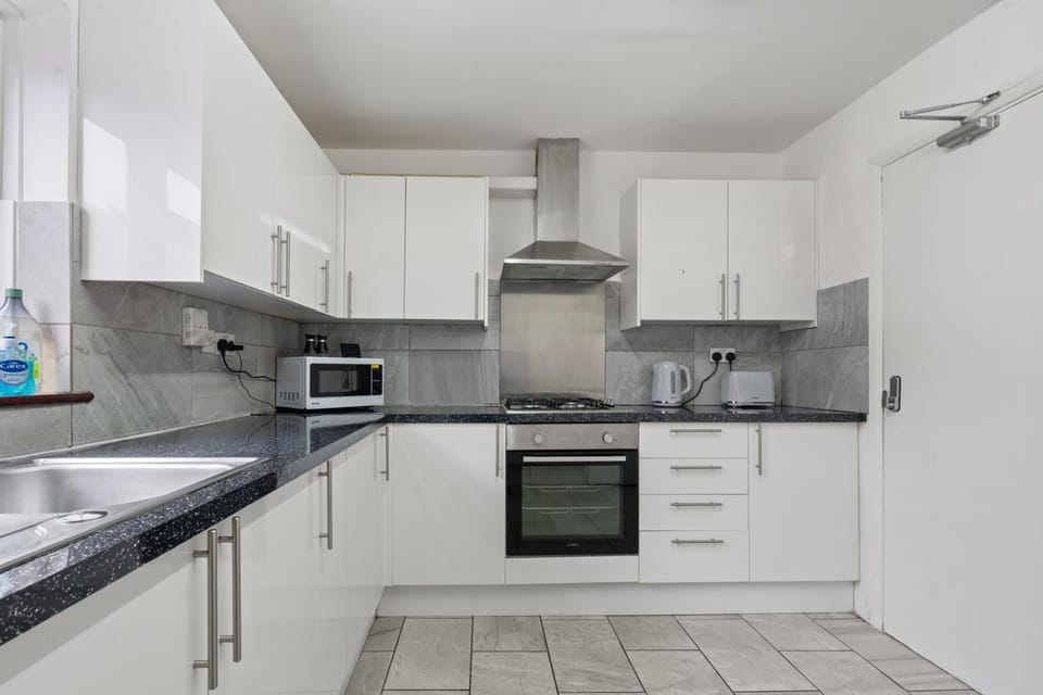 6 Bed, 3 Baths, Ealing, London Apartment in London Borough of Ealing