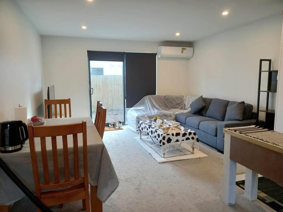 A Comfortable Large Room in Hornby Townhouse Vacation rental in Christchurch