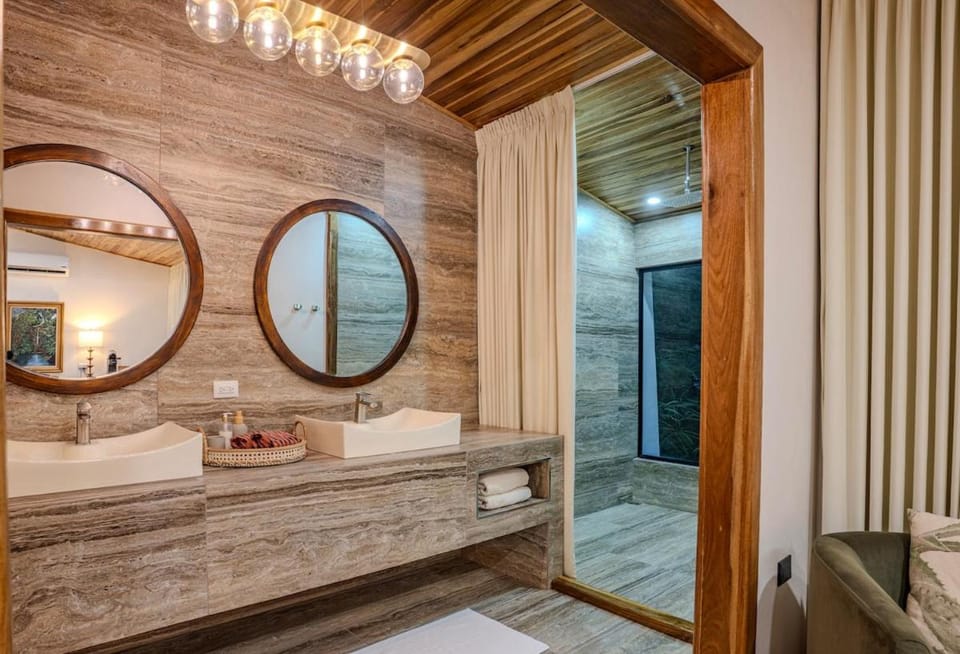The Toucan Suite at Oropel Lodge Apartment in Heredia Province