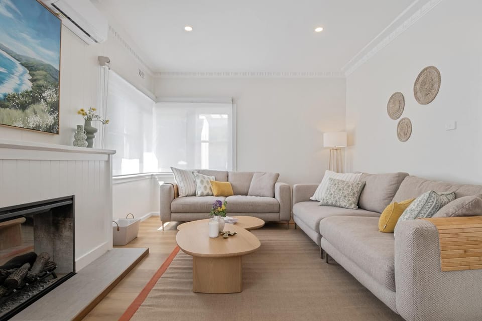 Living room, Photo of the whole room, Seating area, fireplace
