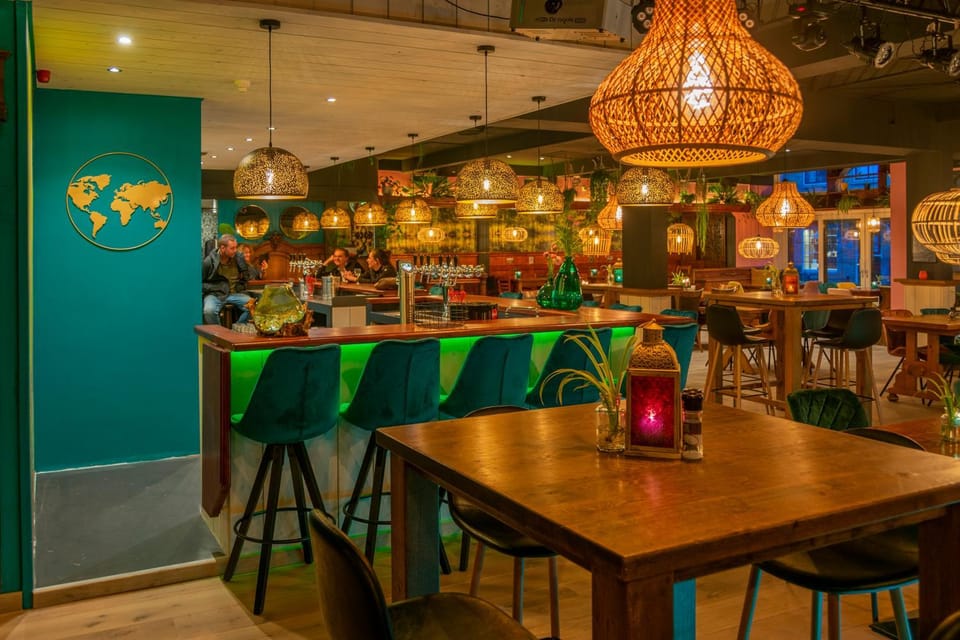 Restaurant/places to eat, Lounge or bar