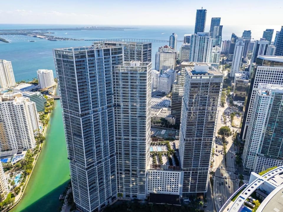 Luxury 1BR plus Den with Bay and Pool Views Apartment in Brickell