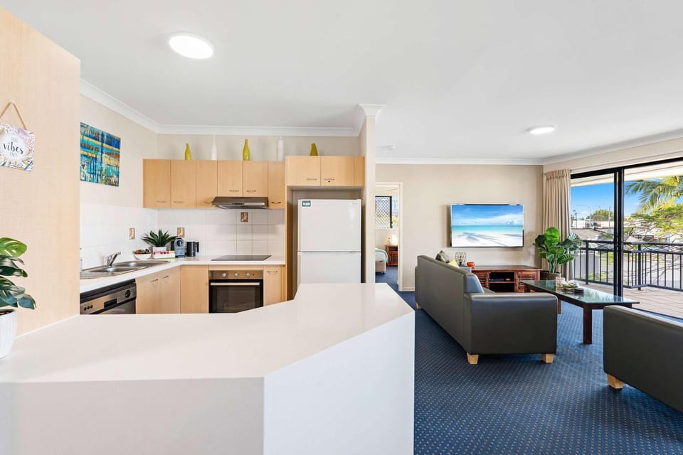 Kitchen or kitchenette, Living room, Seating area, Dining area, oven, stove