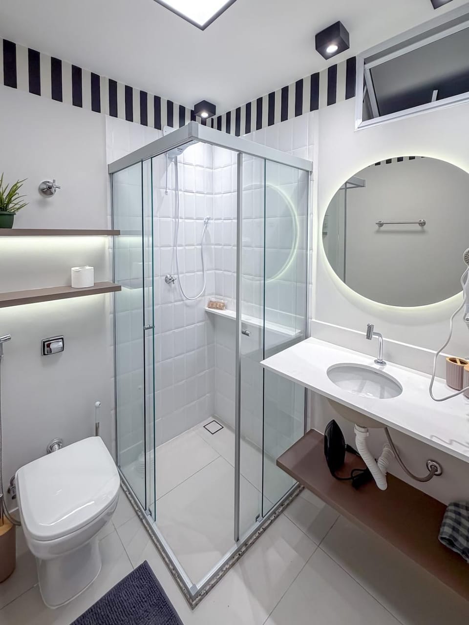 Shower, Toilet, Bathroom, flat iron
