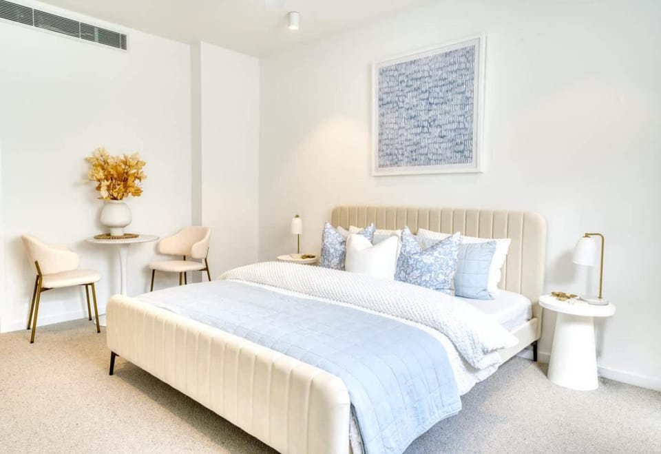 Bed, Photo of the whole room, Seating area, Bedroom