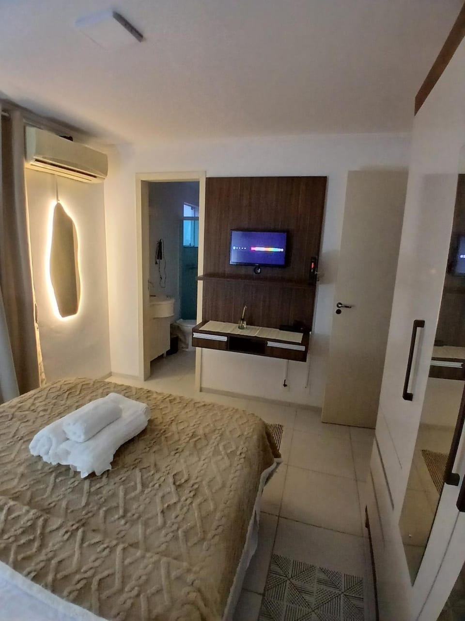 Bed, TV and multimedia, Photo of the whole room, Bedroom, towels
