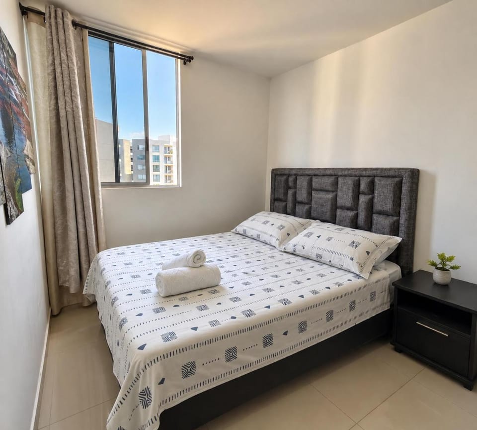 Bed, Bedroom, towels