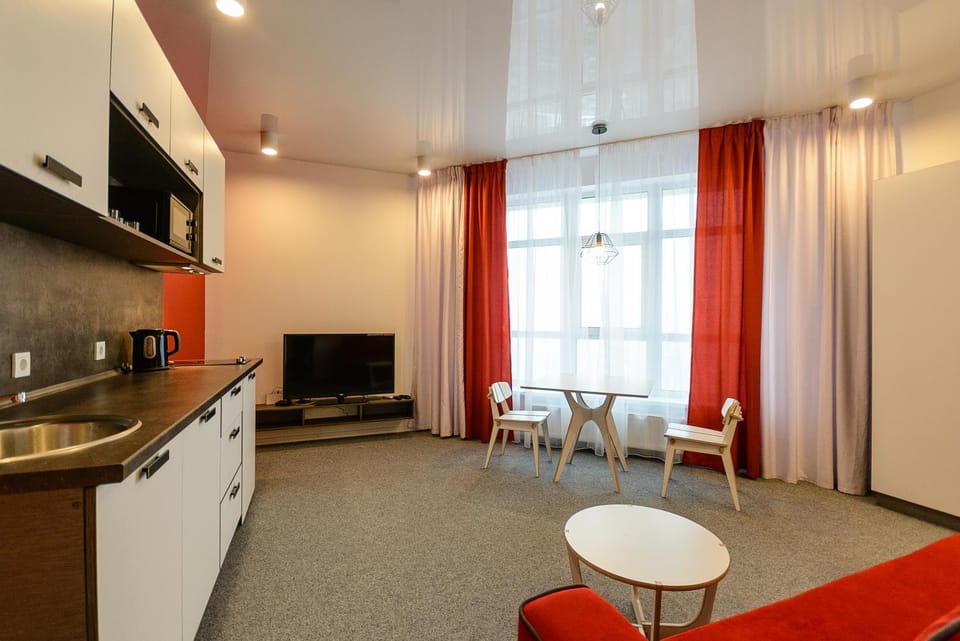 TV and multimedia, Coffee/tea facilities, Kitchen or kitchenette, Living room, Seating area, Dining area