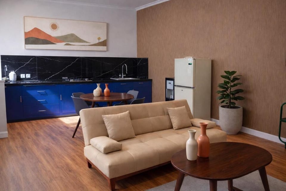 Kitchen or kitchenette, Seating area, Dining area