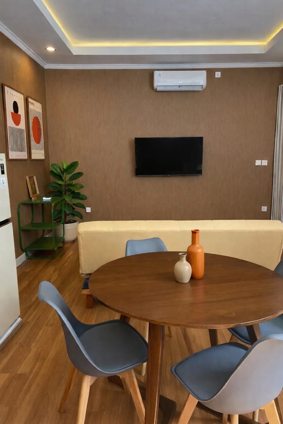 TV and multimedia, Living room, Seating area, Dining area, air conditioner