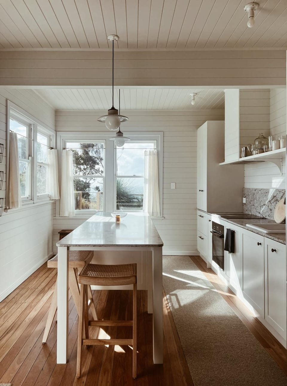 Coffee/tea facilities, Kitchen or kitchenette, dishwasher, oven, stove