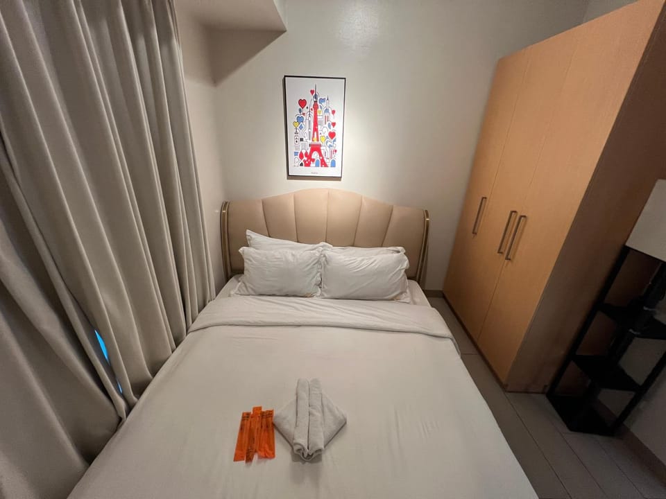 Bed, Bedroom, towels, wardrobe