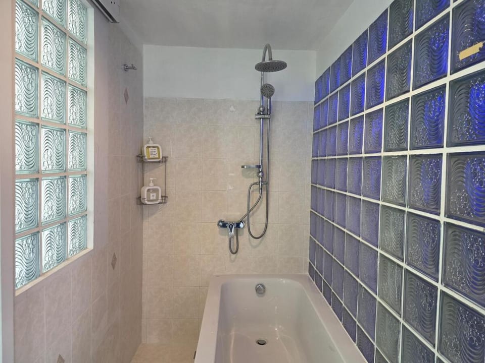 Naiharn Beach Holiday Pool Villa 4, Rawai Villa in Rawai