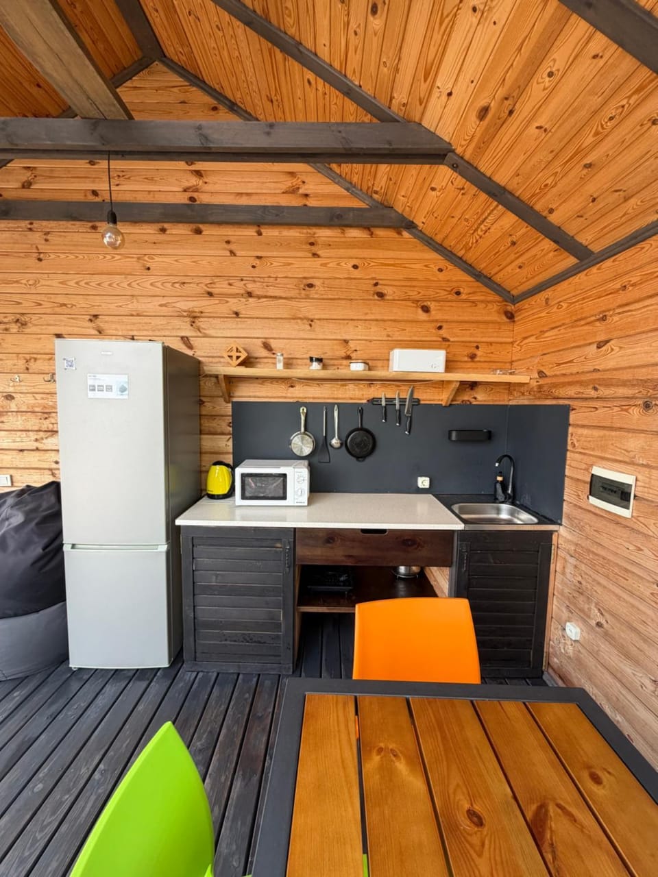 Kitchen or kitchenette, Seating area, stove
