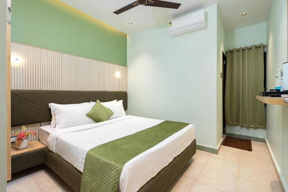 Bed, Photo of the whole room, Bedroom, air conditioner