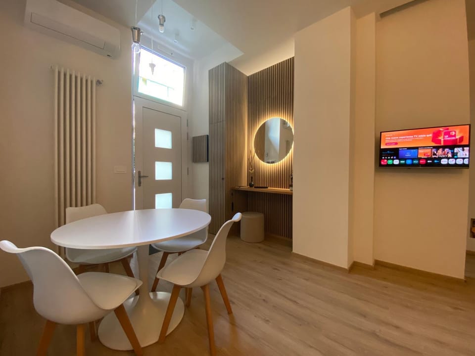 TV and multimedia, Living room, Seating area, Dining area