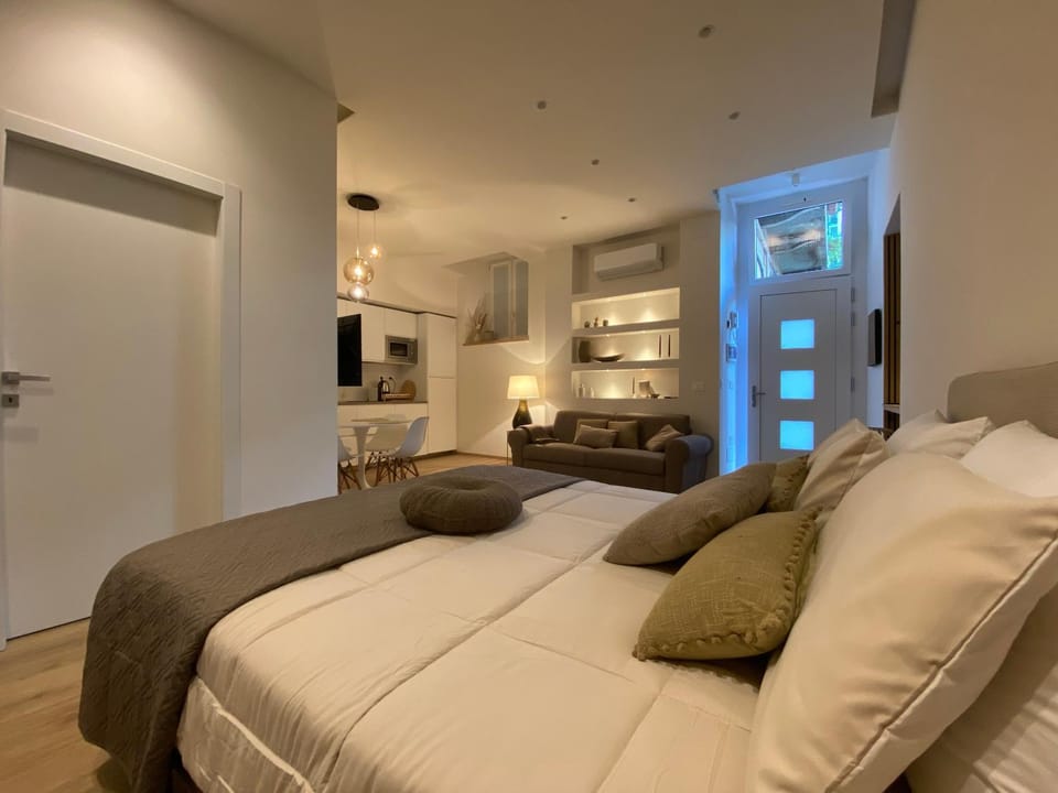 Bed, Kitchen or kitchenette, Living room