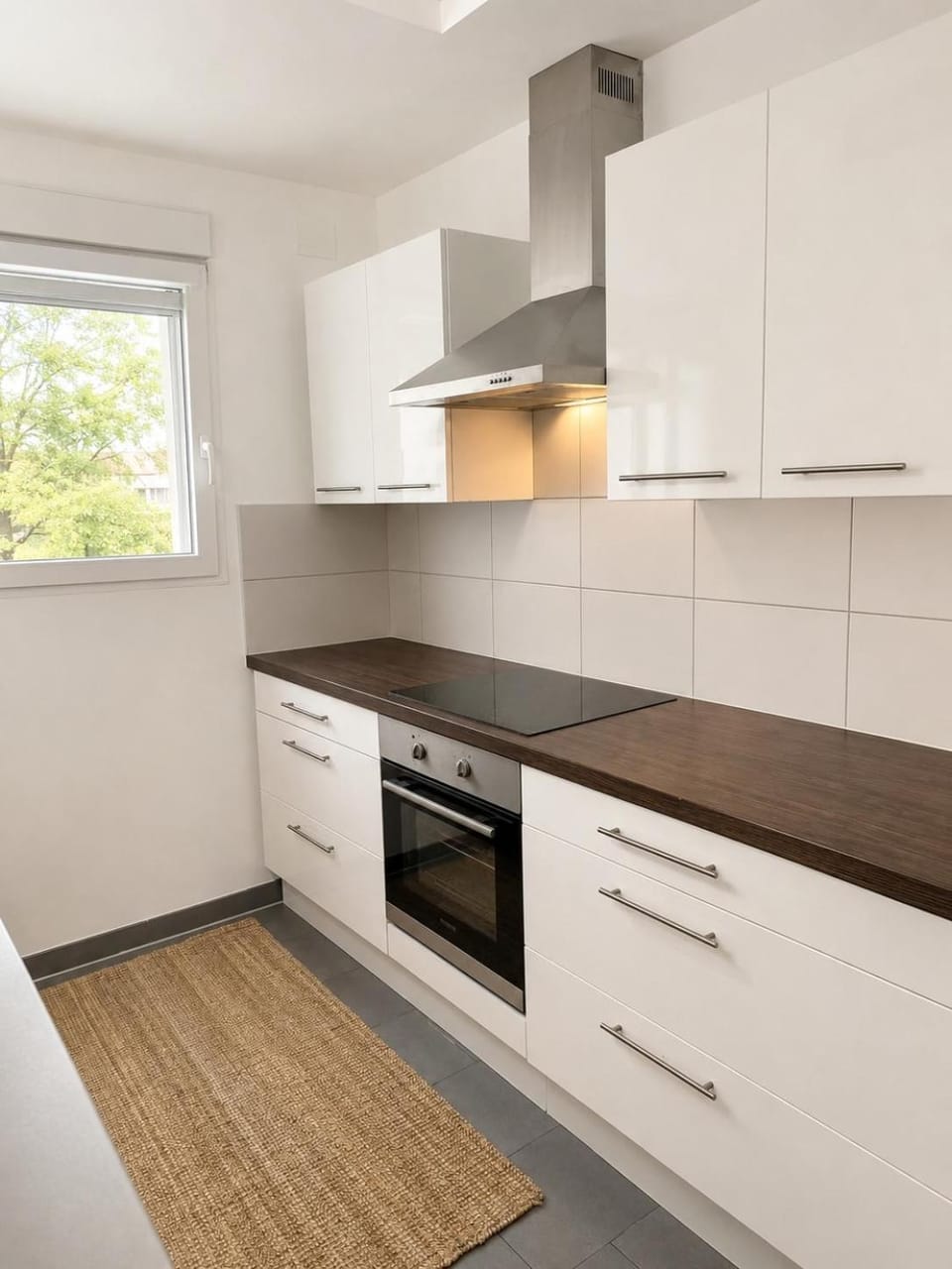 Kitchen or kitchenette, dishwasher, stove