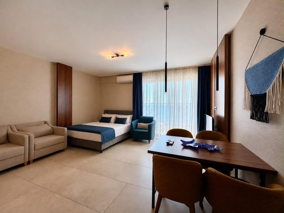 Communal lounge/ TV room, Bed, TV and multimedia, Living room, Photo of the whole room, Seating area, Evening entertainment, Bedroom, hair dresser