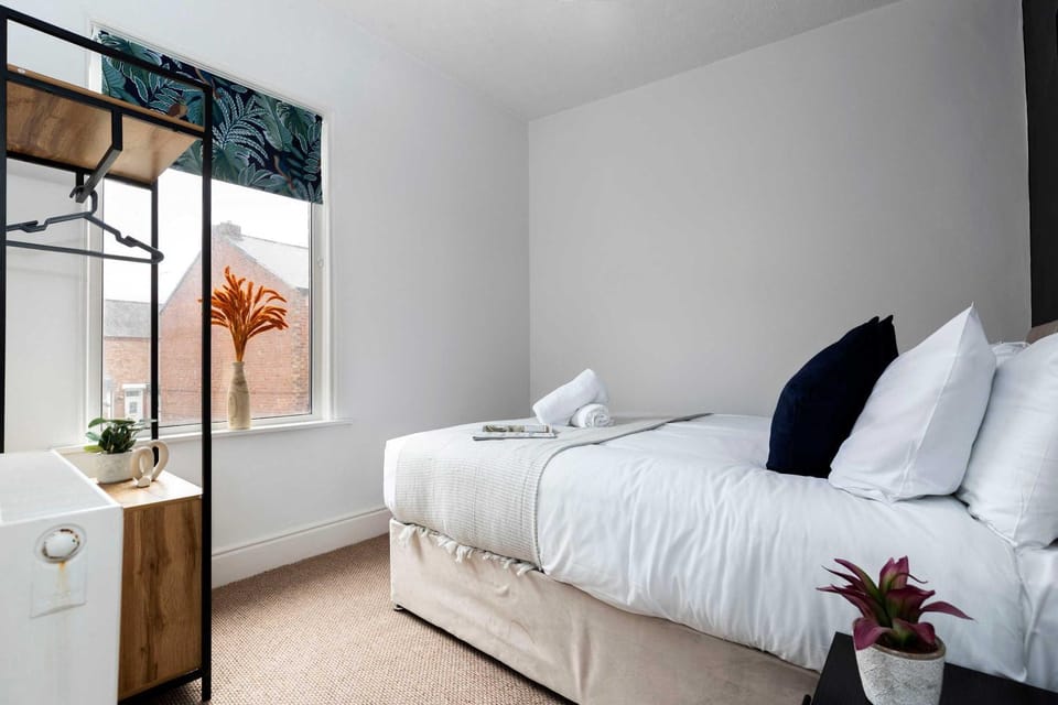 3-Bed Darlington Home Sleeps 8 Parking House in Darlington
